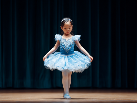 u2933761673_A_Japanese_elementary_school_girl_wearing_a_blue__eea37e56-9a48-4a81-896f-56b75bd93ccf_3.png