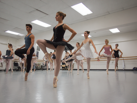 u2933761673_Students_practicing_battement_tendu_in_ballet_cla_89e9de1e-6e39-46d3-987d-201d005ed2b0_0.png
